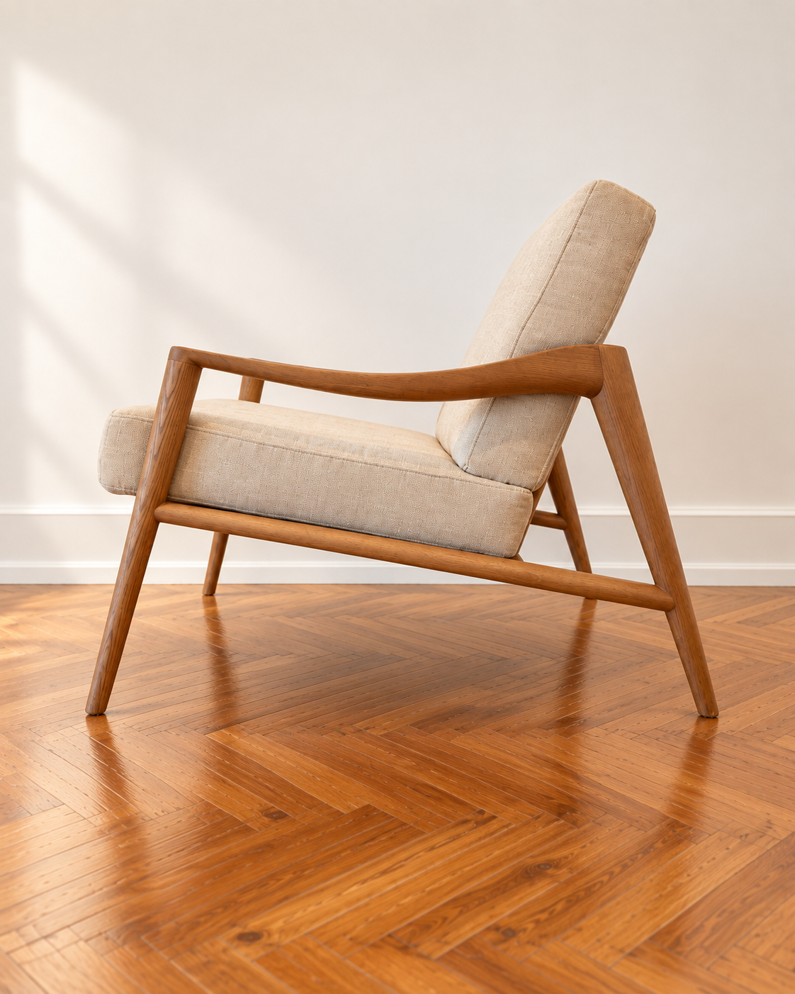 Side view of the GLORIA lounge chair showing the seat, back and arms.